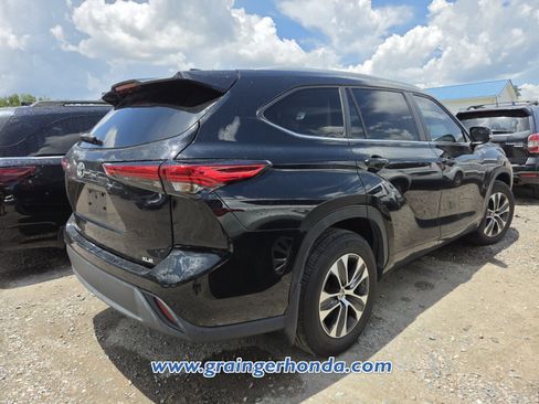 Used 2023 Toyota Highlander XLE FWD image 6