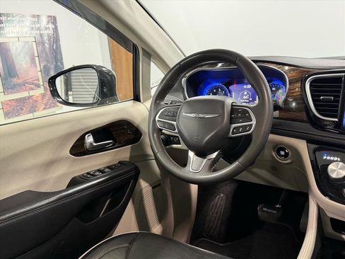 Used 2022 Chrysler Pacifica Limited image 11