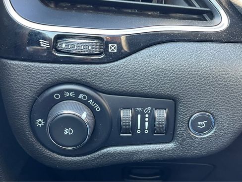 Used 2023 Jeep Cherokee Altitude Lux image 17