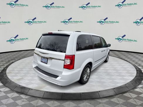 Used 2014 Chrysler Town & Country Touring-L image 5