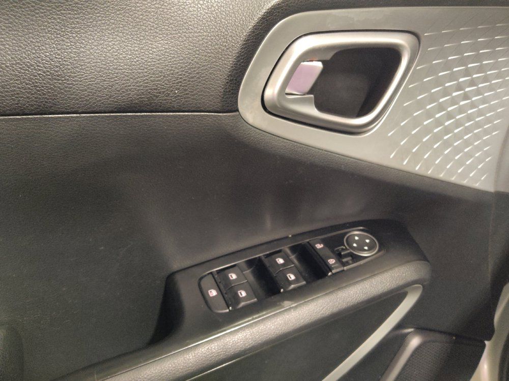 Used 2020 Kia Soul LX FWD image 27