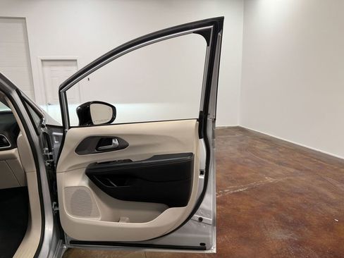 Used 2024 Chrysler Pacifica Touring-L image 62