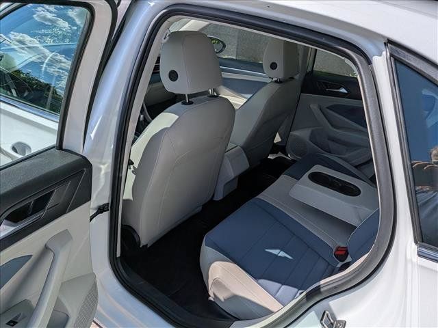 Certified 2025 Volkswagen Jetta SE w/ Sunroof Package FWD image 19