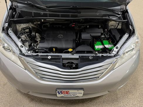 Used 2015 Toyota Sienna LE image 51
