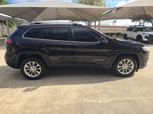 Used 2019 Jeep Cherokee Latitude w/ Popular Appearance Group FWD image 2