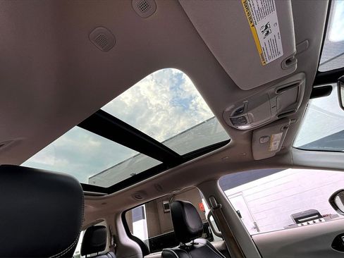 Used 2022 Chrysler Pacifica Limited image 27