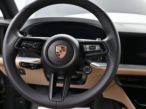 Used 2025 Porsche Cayenne image 11