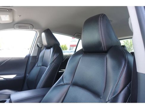 Used 2024 Toyota Venza LE AWD/4WD image 11