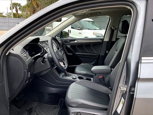 Certified 2024 Volkswagen Tiguan SE w/ Panoramic Sunroof Package image 21