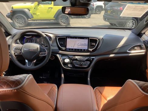 Used 2024 Chrysler Pacifica Pinnacle image 6