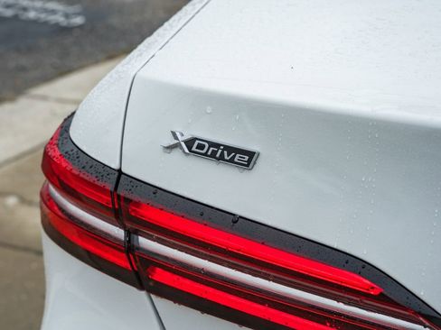 Used 2025 BMW 530i xDrive w/ Premium Package image 7