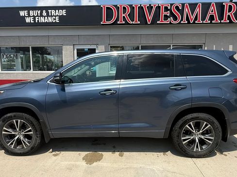 Used 2017 Toyota Highlander Plus AWD/4WD image 5