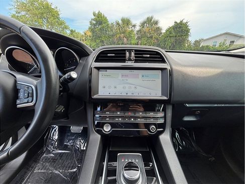 Used 2019 Jaguar F-PACE Premium AWD/4WD image 11
