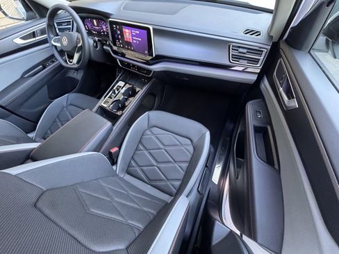 Used 2024 Volkswagen Atlas Peak Edition SE image 45