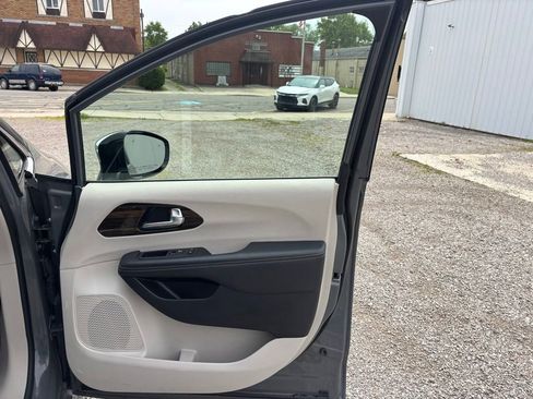 Used 2023 Chrysler Pacifica Limited FWD image 11