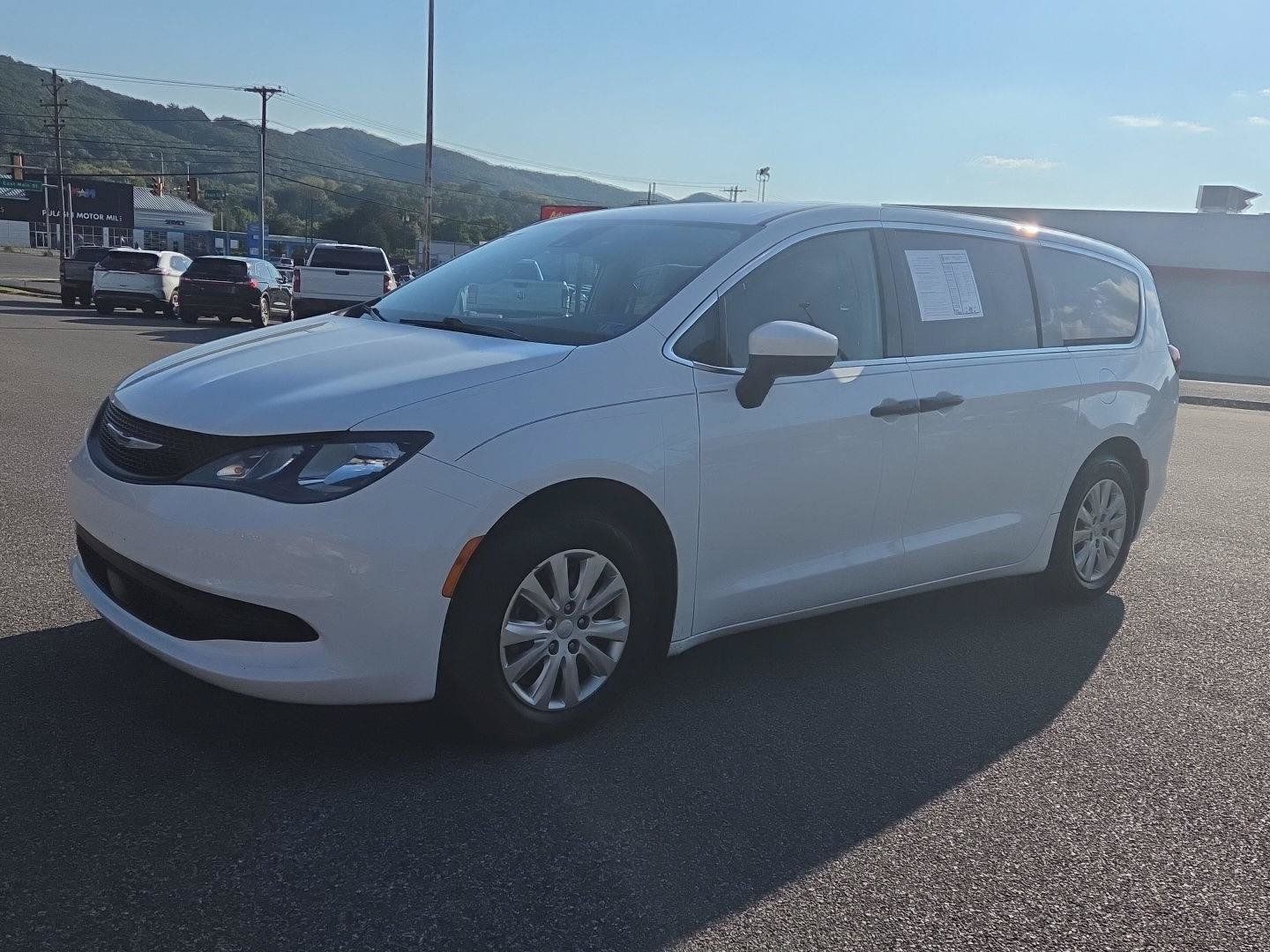 Used 2021 Chrysler Voyager L FWD image 7