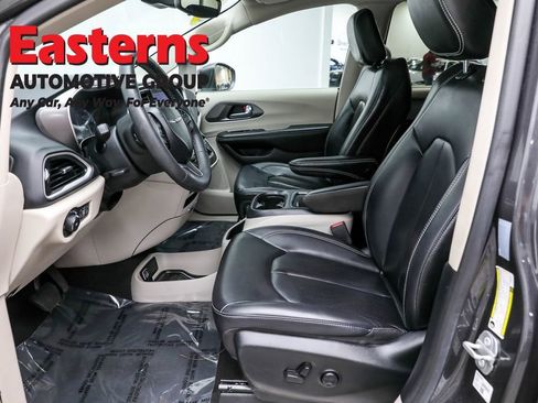 Used 2023 Chrysler Pacifica Touring-L image 14