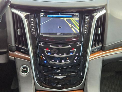Used 2020 Cadillac Escalade Premium Luxury AWD/4WD image 18