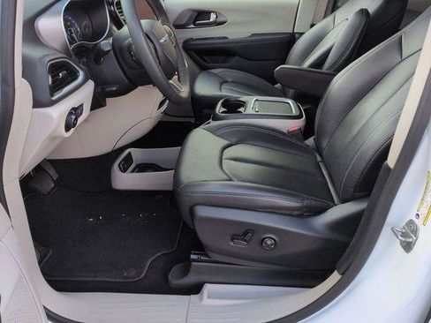 Certified 2024 Chrysler Pacifica Touring-L image 12