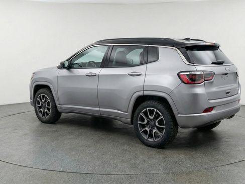 Used 2025 Jeep Compass Trailhawk AWD/4WD image 6