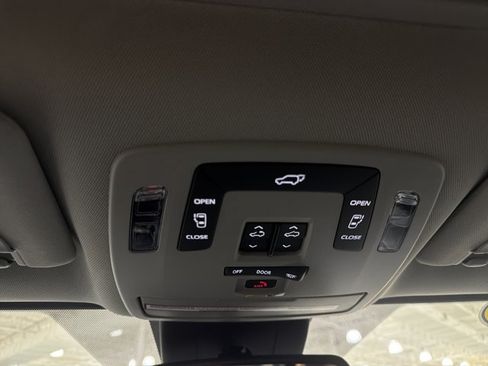 Used 2025 Toyota Sienna XLE w/ XLE Plus Package FWD image 35