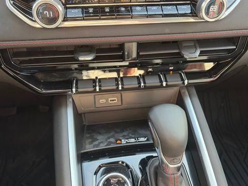 Used 2024 Chevrolet Colorado Z71 w/ Z71 Convenience Package 2 image 21