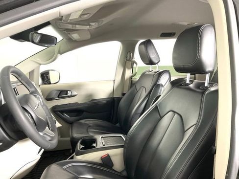 Used 2022 Chrysler Pacifica Touring-L image 32