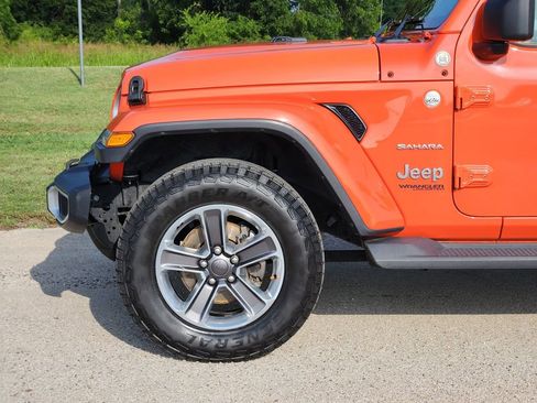 Used 2019 Jeep Wrangler Unlimited Sahara w/ Dual Top Group AWD/4WD image 8