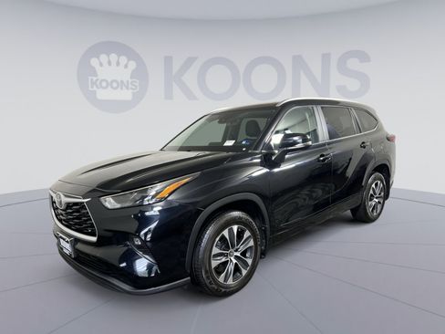 Used 2024 Toyota Highlander XLE AWD/4WD image 1