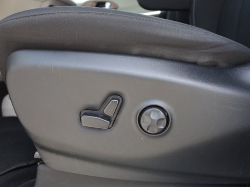 Used 2023 Chrysler Voyager LX FWD image 18