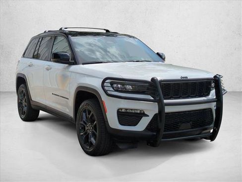 Used 2025 Jeep Grand Cherokee Limited image 3