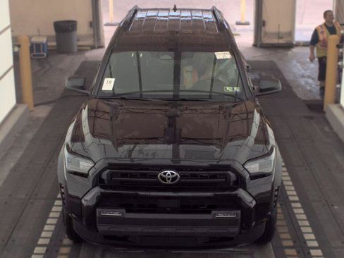 Used 2025 Toyota 4Runner SR5 AWD/4WD image 17
