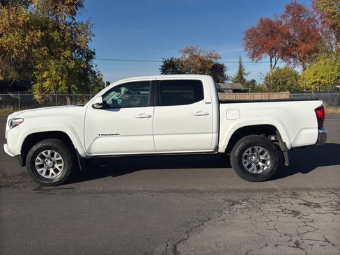 Used 2018 Toyota Tacoma SR5 image 32