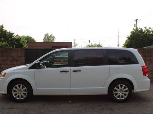 Used 2019 Dodge Grand Caravan SE w/ UConnect Hands-Free Group FWD image 2