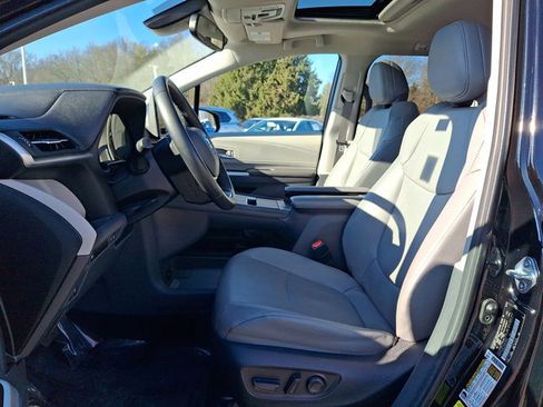 Used 2024 Toyota Sienna XLE image 12