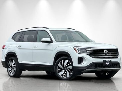 Used 2025 Volkswagen Atlas SE FWD image 2