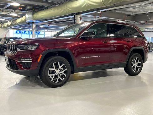 Used 2025 Jeep Grand Cherokee Limited AWD/4WD image 5