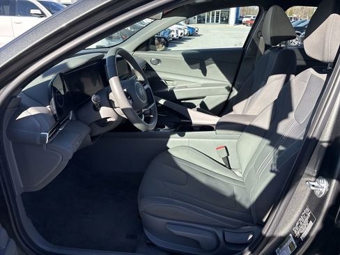 Used 2025 Hyundai Elantra SEL image 23