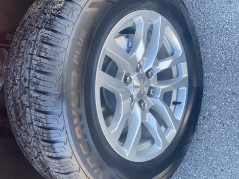 Used 2023 Chevrolet Suburban LT image 10