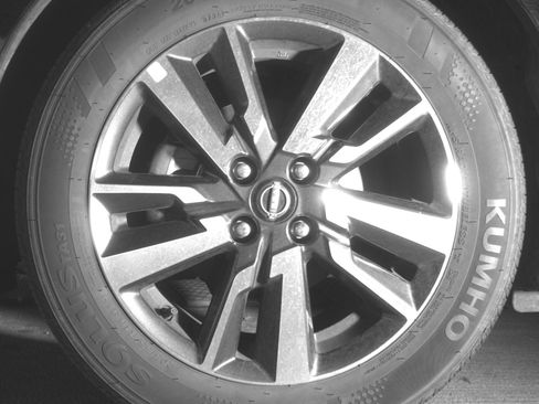 Used 2025 Nissan Versa SV image 12