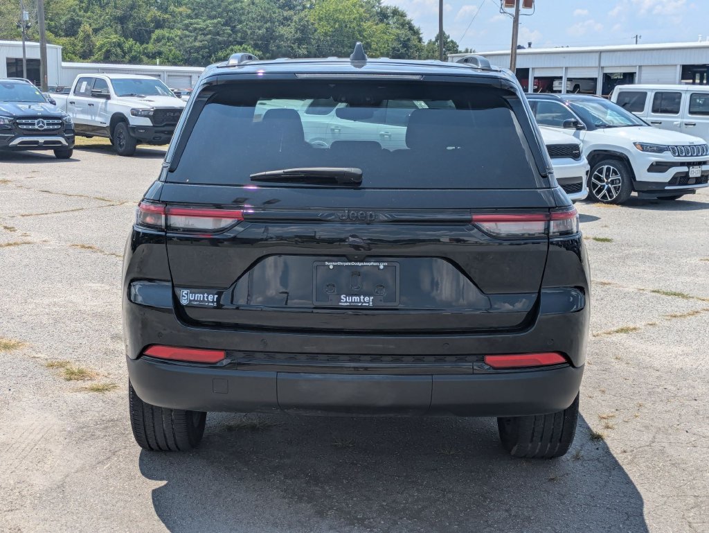 Used 2023 Jeep Grand Cherokee Altitude RWD image 4