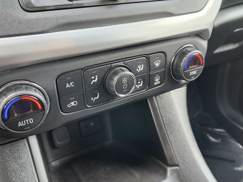 Used 2019 GMC Acadia SLE image 30