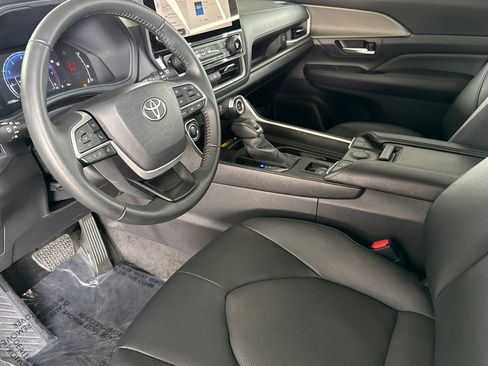 Certified 2025 Toyota Grand Highlander AWD image 12
