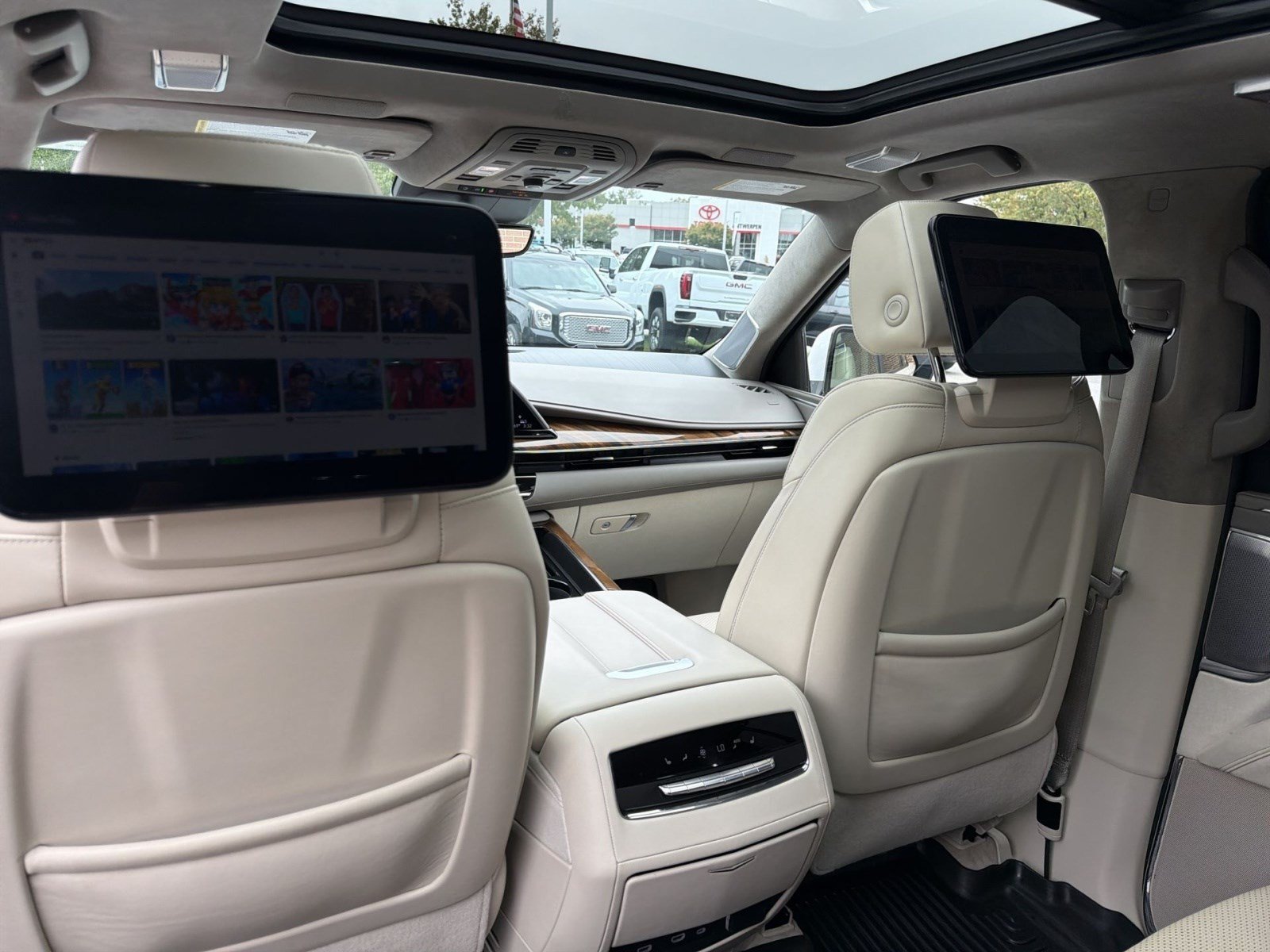 Used 2024 Cadillac Escalade ESV Sport Platinum AWD/4WD image 22