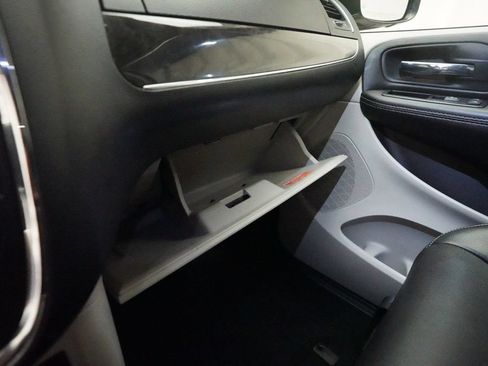 Used 2014 Chrysler Town & Country Touring w/ Driver Convenience Group FWD image 31
