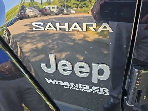 Used 2018 Jeep Wrangler Unlimited Sahara AWD/4WD image 11