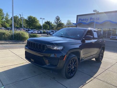 Used 2025 Jeep Grand Cherokee Altitude AWD/4WD image 4