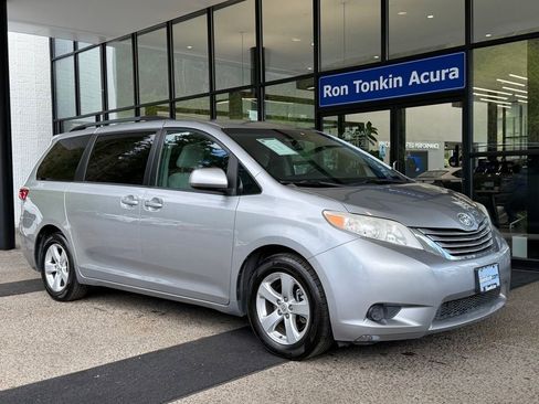 Used 2017 Toyota Sienna LE FWD image 2