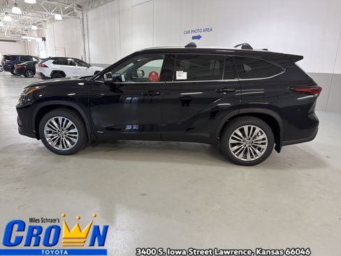 New 2026 Toyota Highlander Platinum image 5