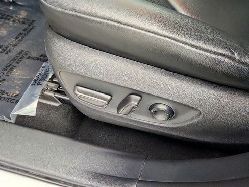 Used 2021 Toyota Highlander XLE image 12